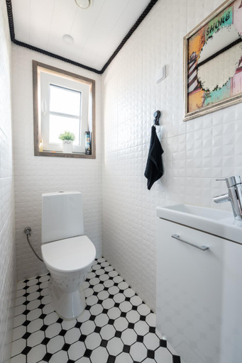 Bathroom 2, Pakri Parun, Paldiski