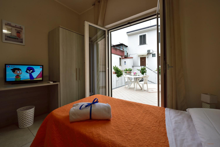 Others 3, B&B Peonies, Napoli