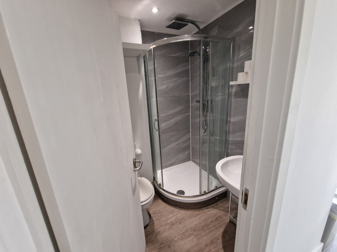 Bathroom 2, Impeccable 1-bed Apartment in London, London