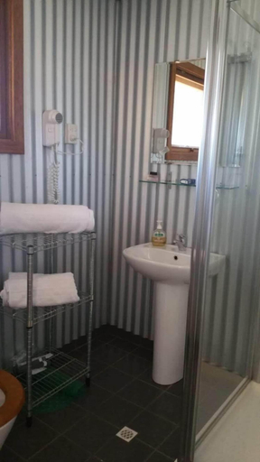 Bathroom, Stone Hut Cottage, Northern Areas