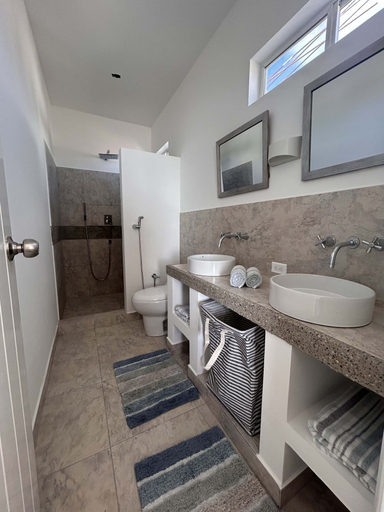 Bathroom 4, Yellow Heron house