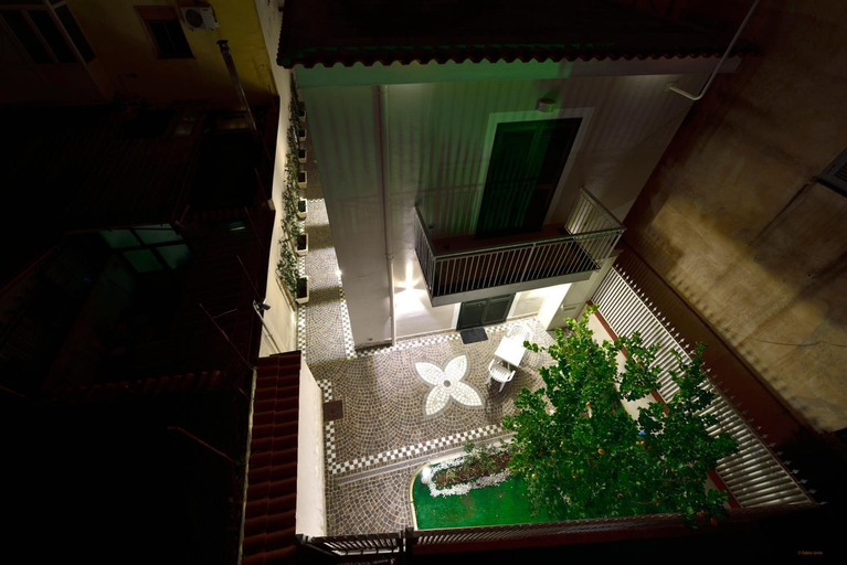 Others 5, B&B Peonies, Napoli