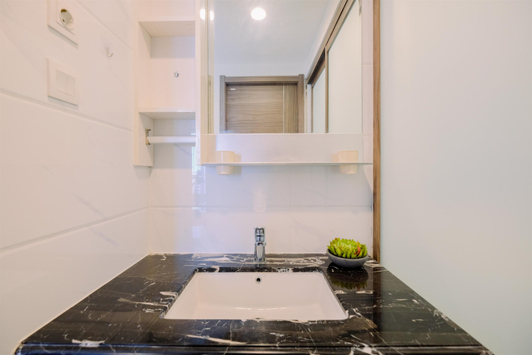 Bathroom, Modern Look 2BR at Sky House BSD Apartment By Travelio, South Tangerang