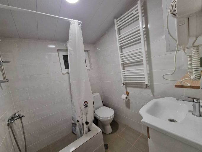 Bathroom 4, Laguna Beach Club, Dusheti