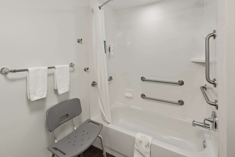 Bathroom 4, Hampton Inn Lancaster, Fairfield