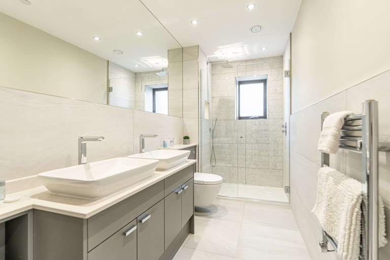 Bathroom 3, Celador Apartments - Bond House, Reading