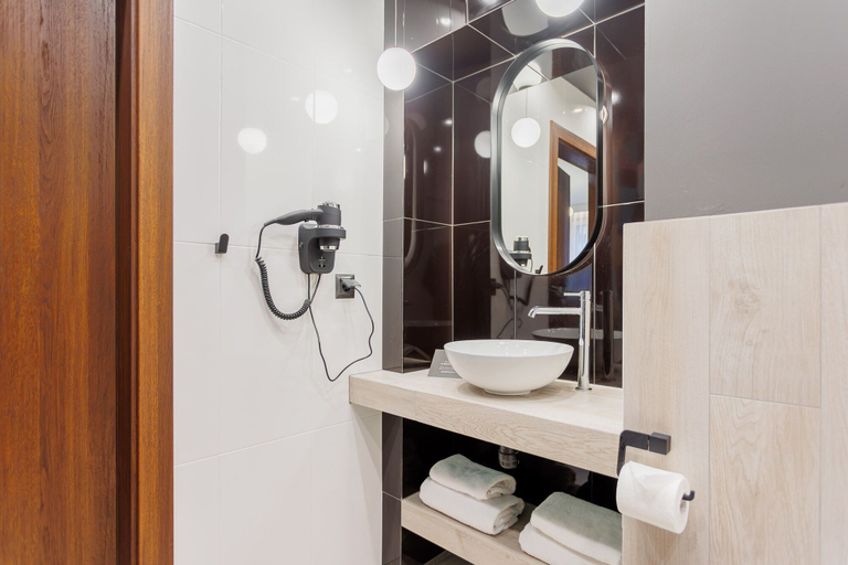 Bathroom 5, Hotel Tarnovia, Tarnów City