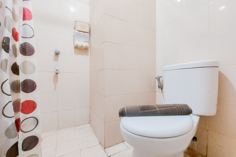 Bathroom 5, Good Choice and Homey Studio at Serpong Greenview Apartment By Travelio, Tangerang Selatan