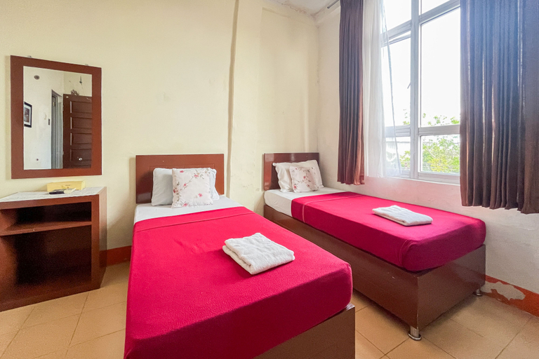 Urbanview Poma Hotel Room Type - Standard Twin Room