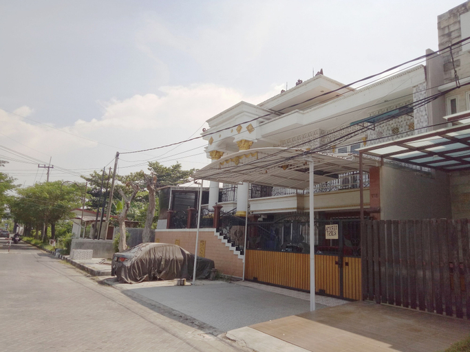 Exterior & Views 1, SPOT ON 93880 Guest House Bu Iin Syariah, Surabaya