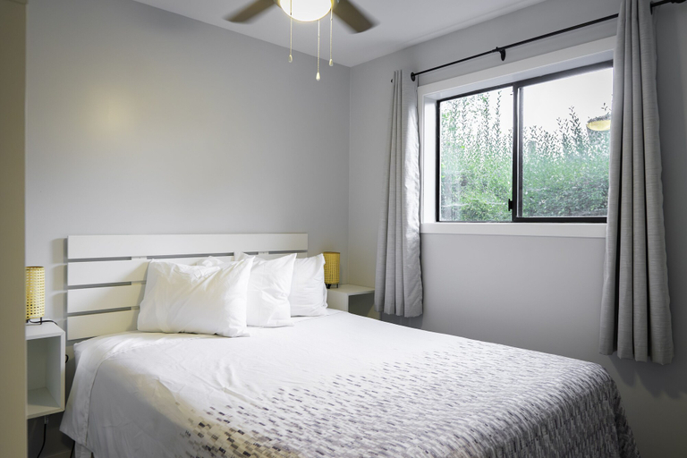 Bedroom 2, Poplars Motel on the lake, Okanagan-Similkameen