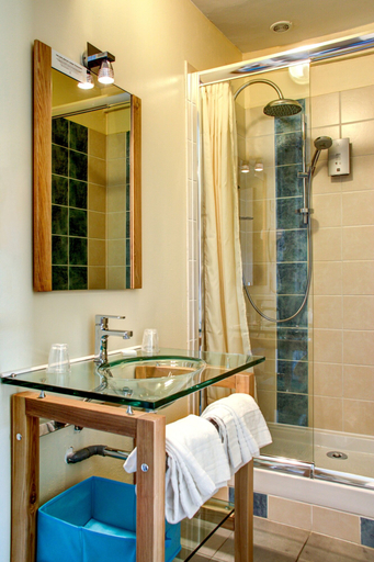 Bathroom 4, Au Soleil d'Or, Yonne