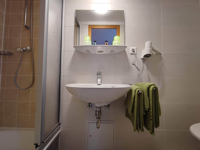 Bathroom 5, Room in Guest Room - Pension Forelle - Double Room No01, Rastatt