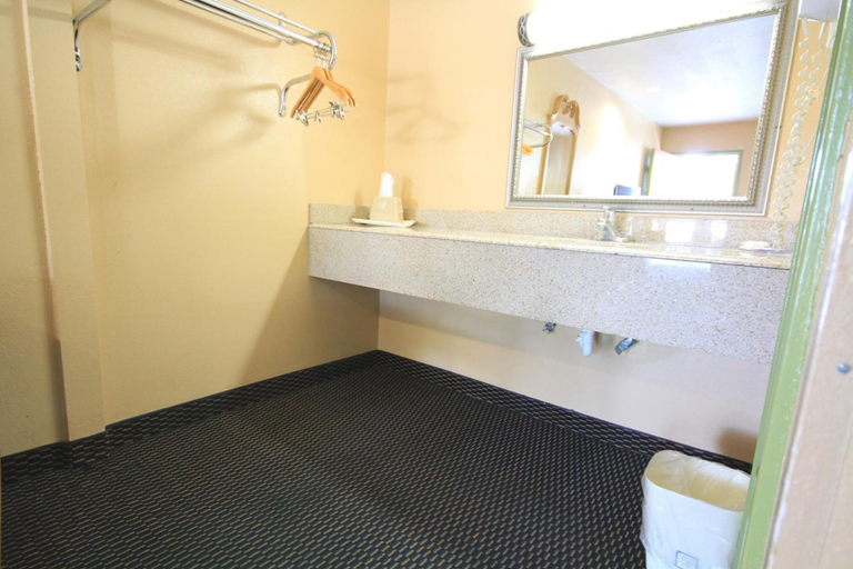 Bathroom 3, Holiday Terrace Motel, Chickasaw