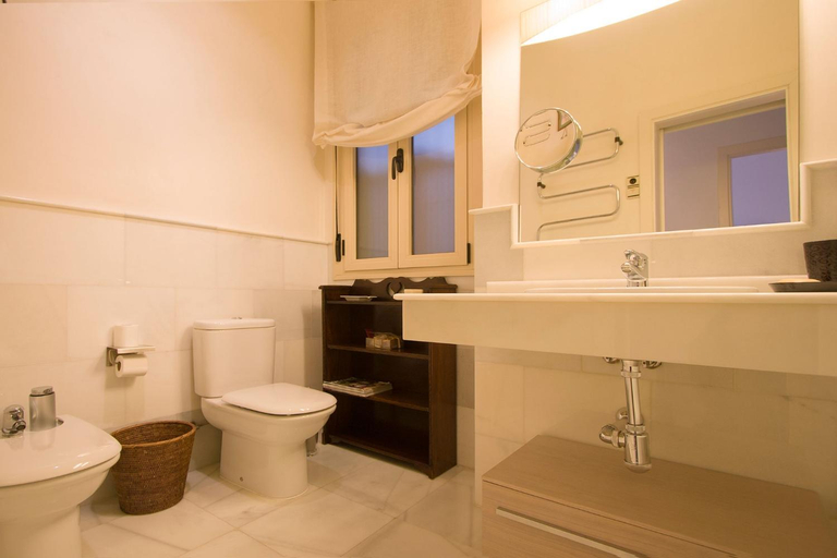 Bathroom 5, Toreros de Sevilla 5 pax, Sevilla