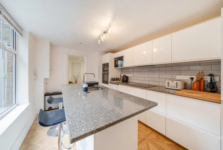 Others 5, Charming Spacious 2-bed Apartment in London, London