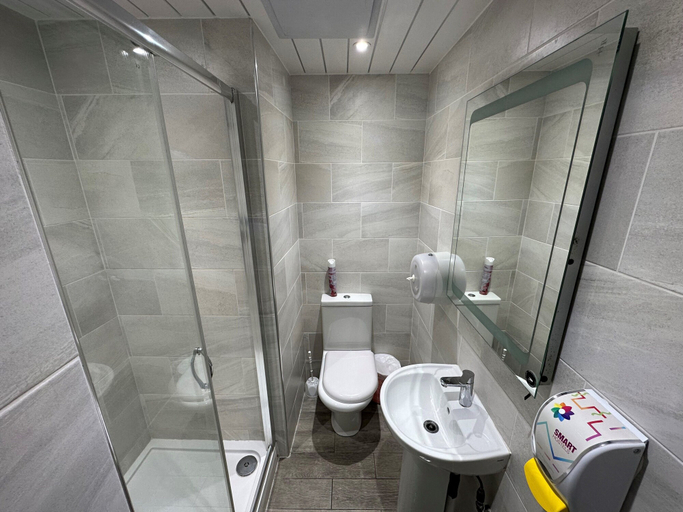 Bathroom 5, Smart Russell Square Hostel, London