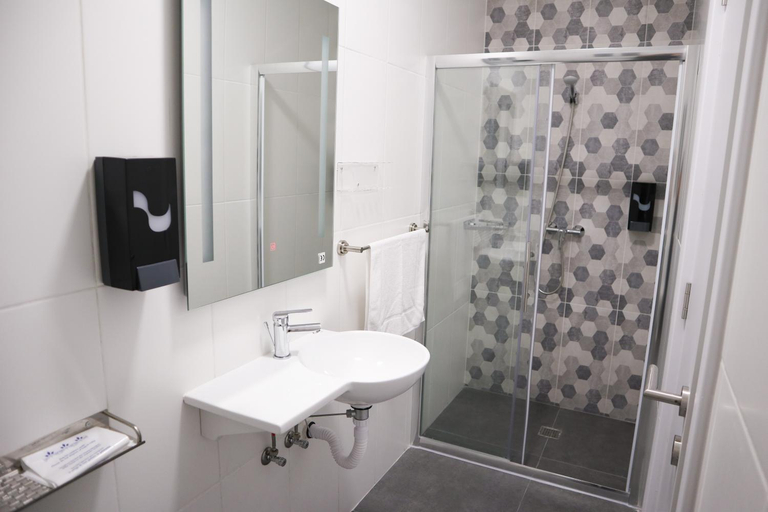 Bathroom 4, AM Hostel