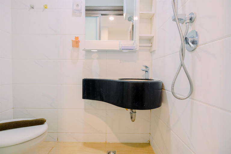 Bathroom 3, Good Studio at Sky House BSD Apartment near AEON Mall By Travelio, Tangerang Selatan