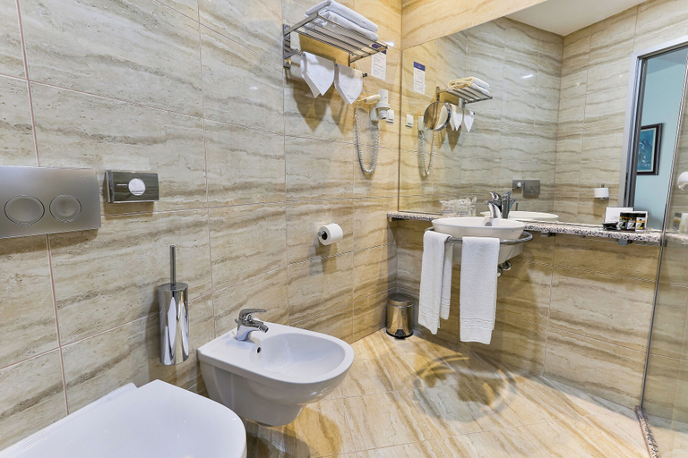 Bathroom 4, KINGS PARK HOTEL