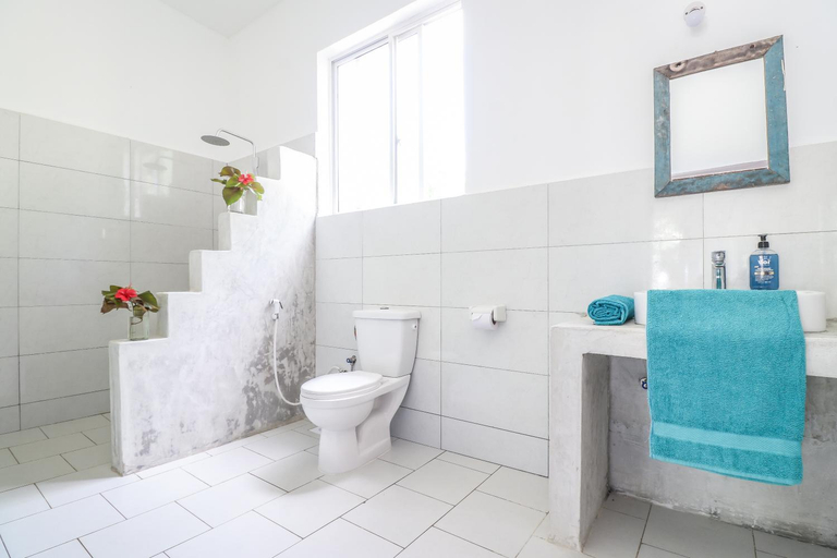 Bathroom 4, New Teddy's on the Beach, Kusini