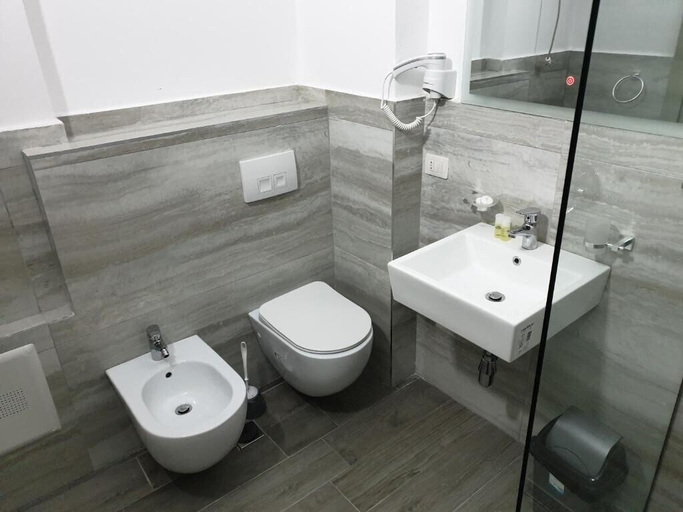 Bathroom 5, Perandor Beach Hotel, Durrësit