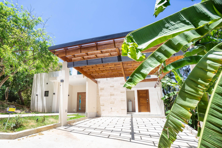 Exterior & Views 2, West Bay Breeze 3 Bedroom Home by RedAwning, Roatán