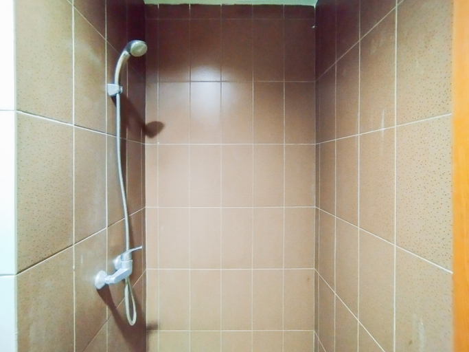 Bathroom 5, Serene and Cozy Studio Dago Suites Apartment By Travelio, Bandung