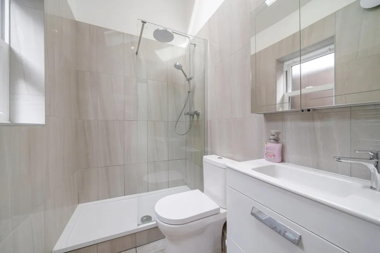 Bathroom, Charming Spacious 2-bed Apartment in London, London