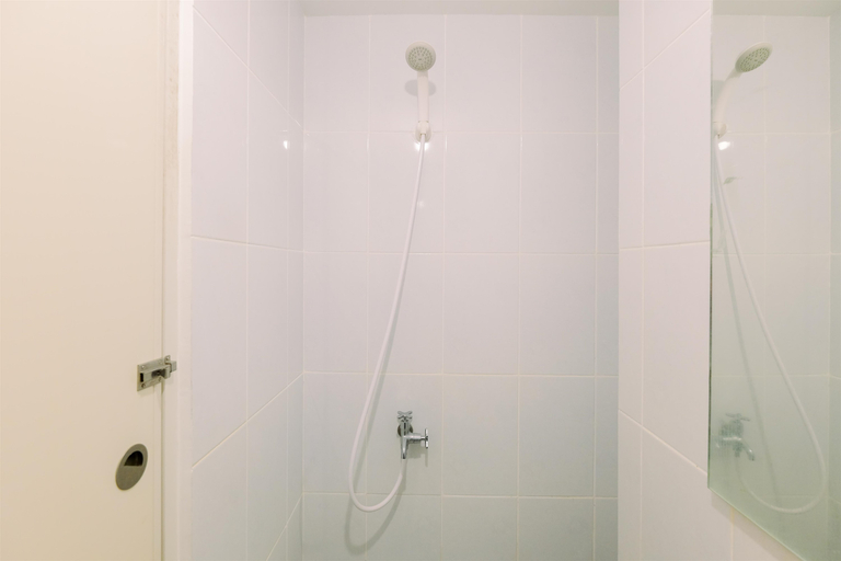 Bathroom 5, Modern Look and Comfy Studio Tokyo Riverside PIK 2 Apartment By Travelio, Tangerang