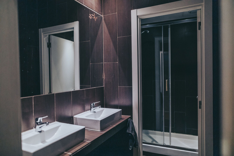 Bathroom 4, Urban Garden Hostel, Lisbon
