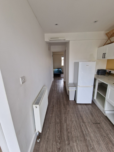 Others 5, Impeccable 1-bed Apartment in London, London