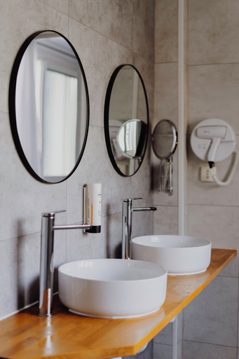 Bathroom 5, Hotel Bristol, Calvados