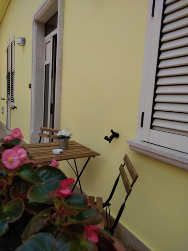Others 5, Al cortile, Benevento