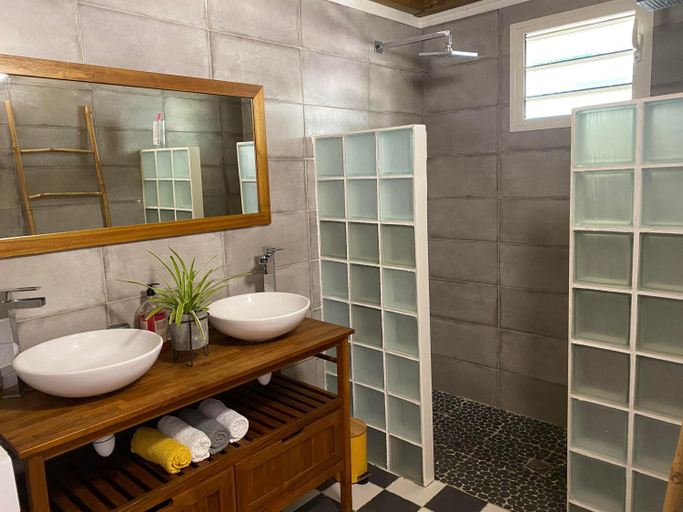 Bathroom 2, Dez'iles Guadeloupe, Sainte-Anne