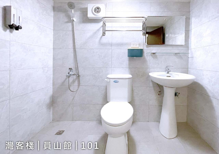 Bathroom 3, Yuanshan Dahu Homestay, Yilan