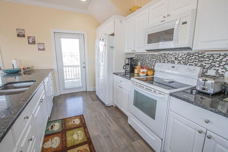 Private kitchen 3, Sun Kissed 5 Bedroom Home by RedAwning, Brunswick