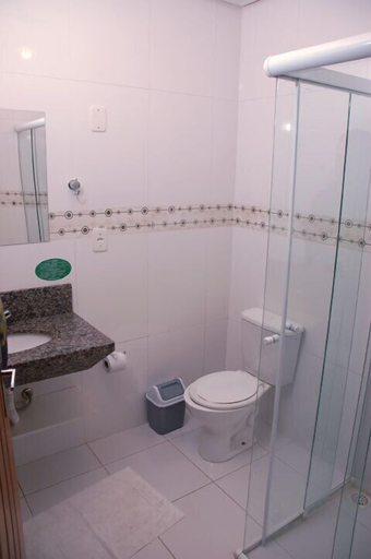 Bathroom 3, Oscar Palace Hotel, Tubarão