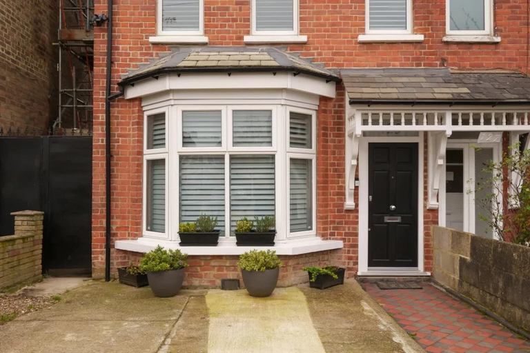 Exterior & Views, Charming Spacious 2-bed Apartment in London, London