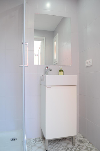 Bathroom 2, Poble Sec Apartments, Barcelona