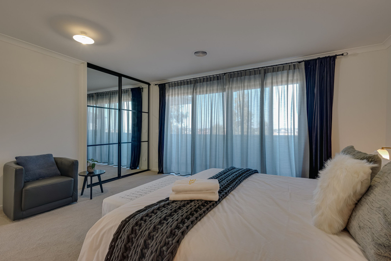 Bedroom 3, StayAU Newly Cozy Holiday House Tarneit, Melbourne
