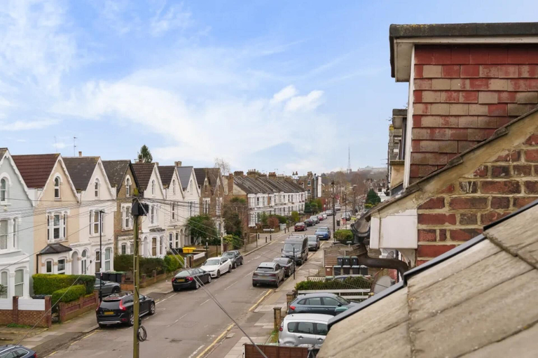 Others 4, Charming Spacious 2-bed Apartment in London, London
