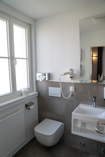 Bedroom 4, Hotel Alexander, Wiesbaden