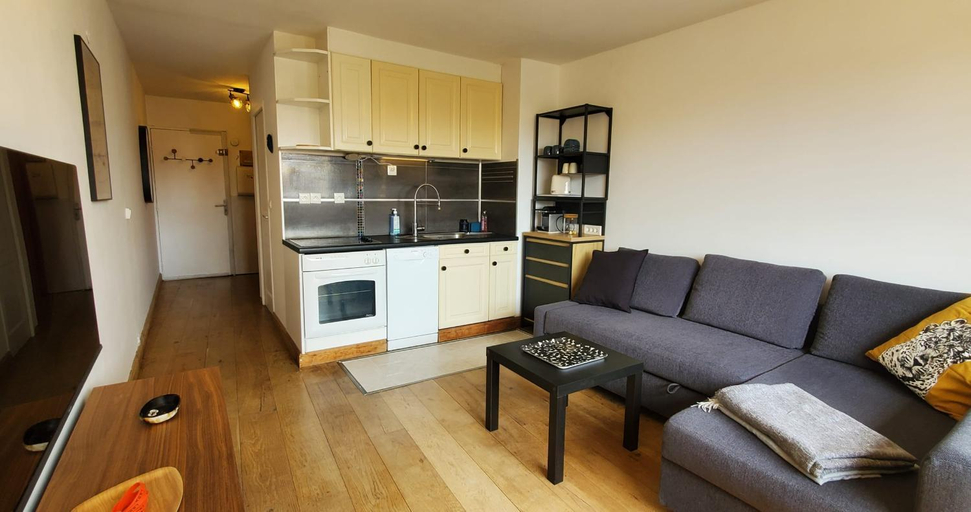 Others 3, Modern T2 near train station with swimming pool, Var