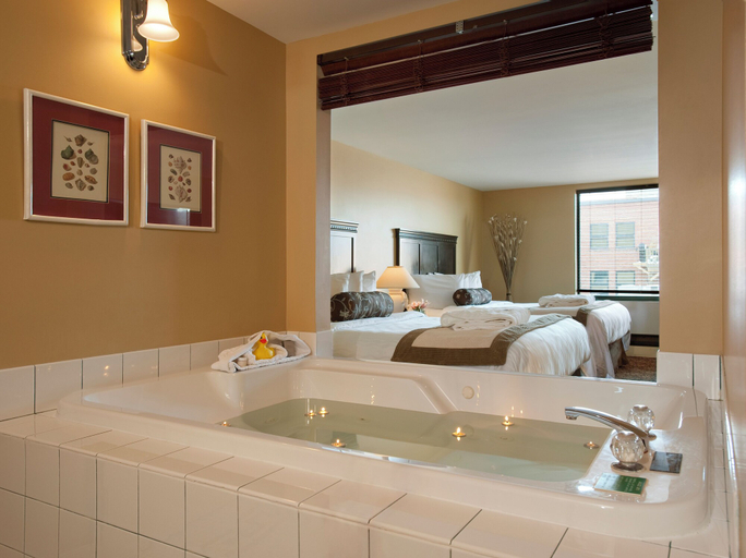 Bathroom 5, Temple Gardens Hotel & Spa, Division No. 7