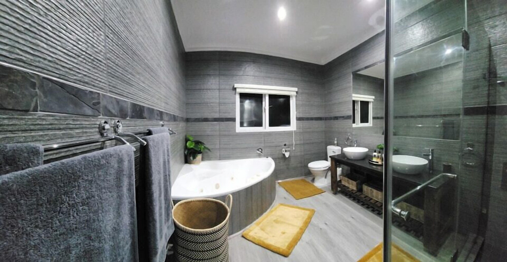 Bathroom, Bon Game Reserve, Eden