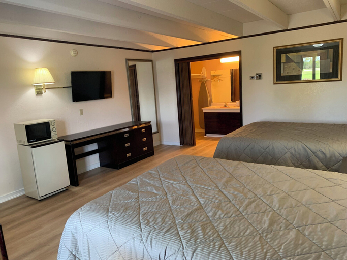 Bedroom 2, Tollway Inn Beloit, Winnebago