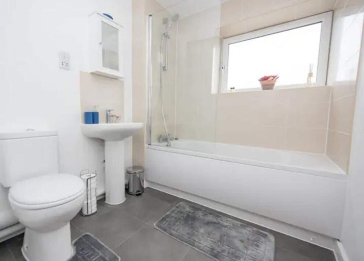 Bathroom, Beautiful 1-bed Apartment in Peterborough, Peterborough