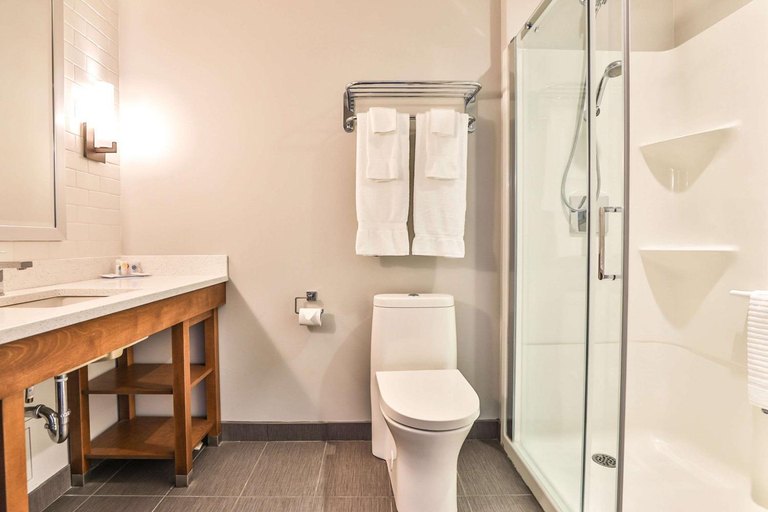 Bathroom 2, Comfort Inn & Suites, La Rivière-du-Nord