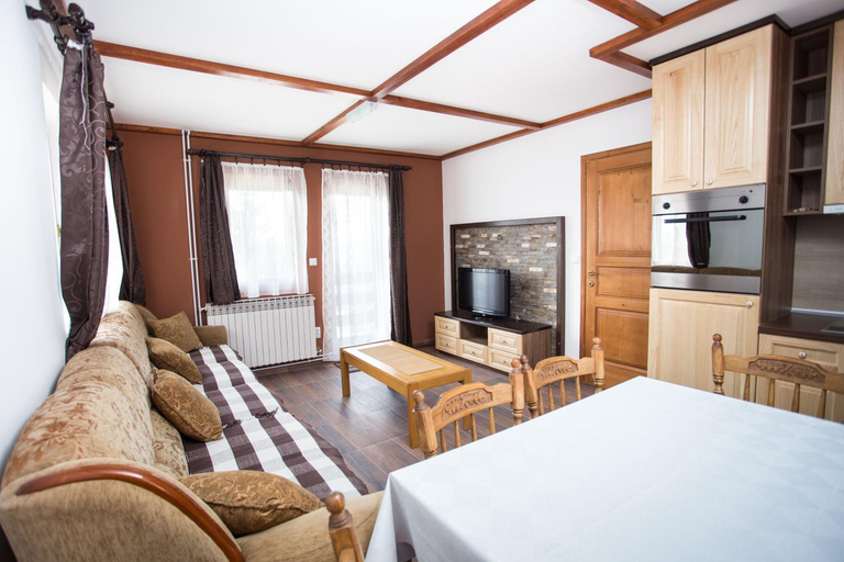 Facilities 4, Vila Tisa, Raška